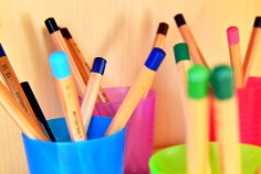 Buntstifte in bunten Bechern Grundschule.jpg