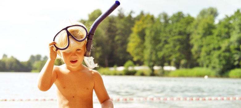 Kleiner Junge mit Taucherbrille auf dem Kopf am Itzstedter See