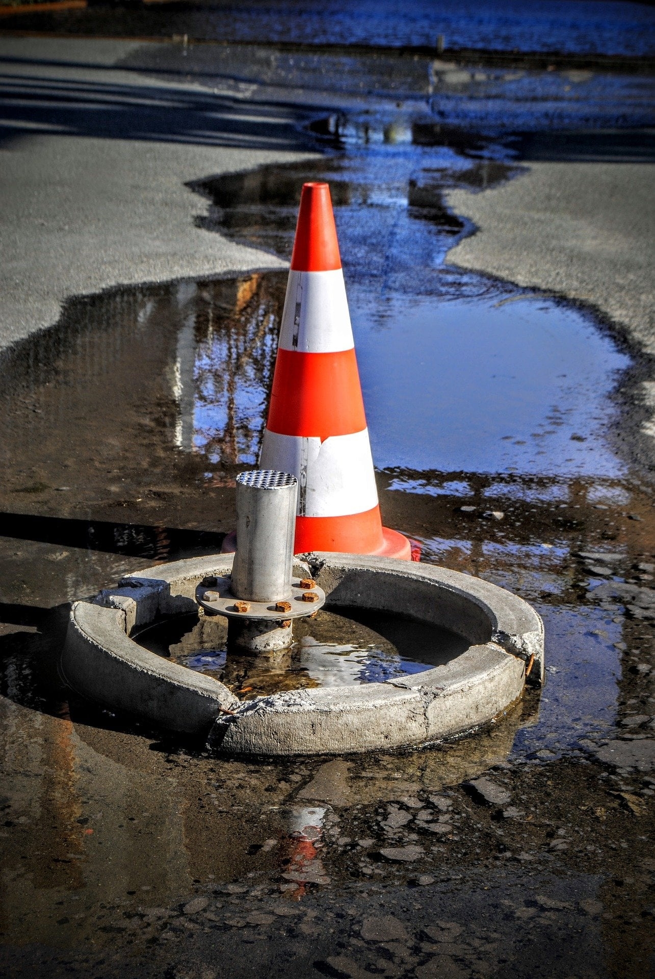Pylone steht an Wasserschaden auf der Straße
