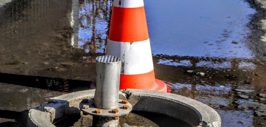 Pylone Pylone steht an Wasserschaden auf der Straße