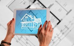 Bebauungsplan, Frauenhände halten Tablet mit Umrissen eines Hauses über Baupläne