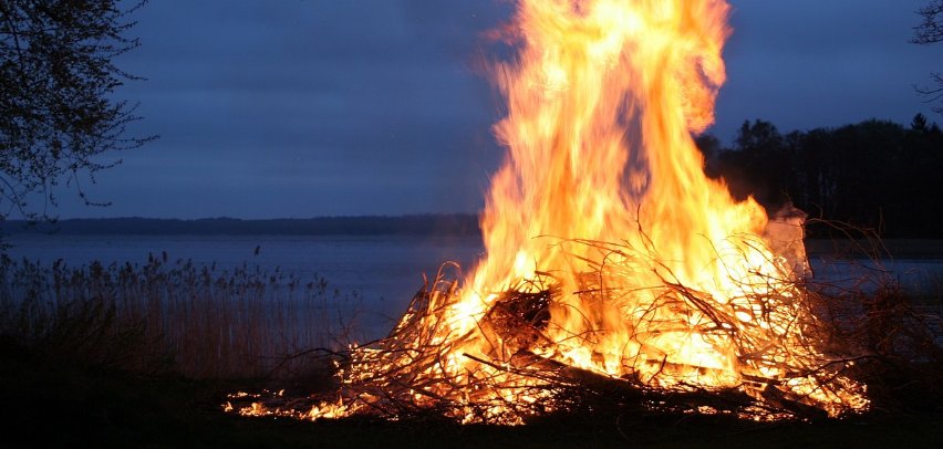 Buschfeuer im Dunkeln am See