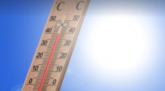 Thermometer Thermometer vor blauem Himmel und Sonne