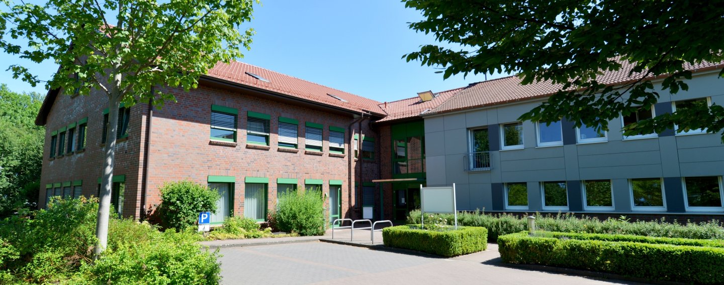 Eingangsansicht des Amt Itzstedt, Sonniges Wetter