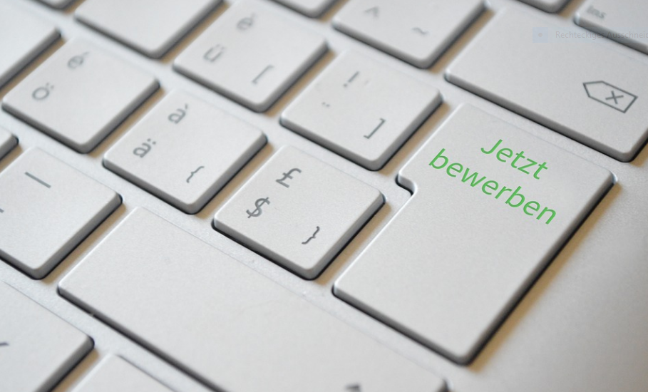 Graue Tastatur mit grüner Beschriftung, Entertaste mit "Jetzt bewerben" beschriftet.