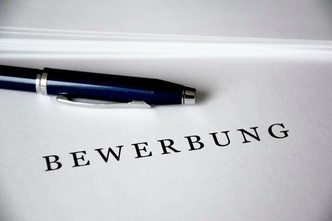 Stift liegt auf Bewerbung, nur der Titel sichtbar.