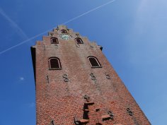 Kirchturm Kirche Sülfeld Kirchturm Kirche Sülfeld nach oben fotografiert, blauer Himmel