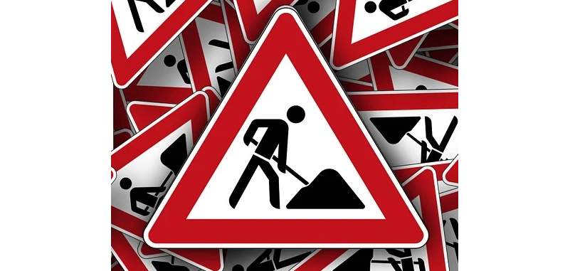 Achtung Baustelle Schild Achtung Baustelle, mit diversen gleichen Schildern, durcheinander, im Hintergrund