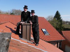 Frank Irrgang & Jens Heuer Schornsteinfeger auf dem Dach des Amtes, sonnig
