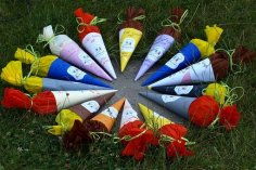 Schultüten Kreis bunte Schultüten im Kreis, auf dem Gras liegend, Spitzen zueinander