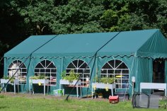 Bild Waldkita Kayhude, grünes Zelt mit Spanngurten