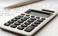 Taschenrechner auf Notizblock