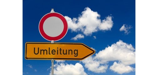 Schilder Einfahrt verboten und Umleitung vor blauem Himmel mit weißen Wolken